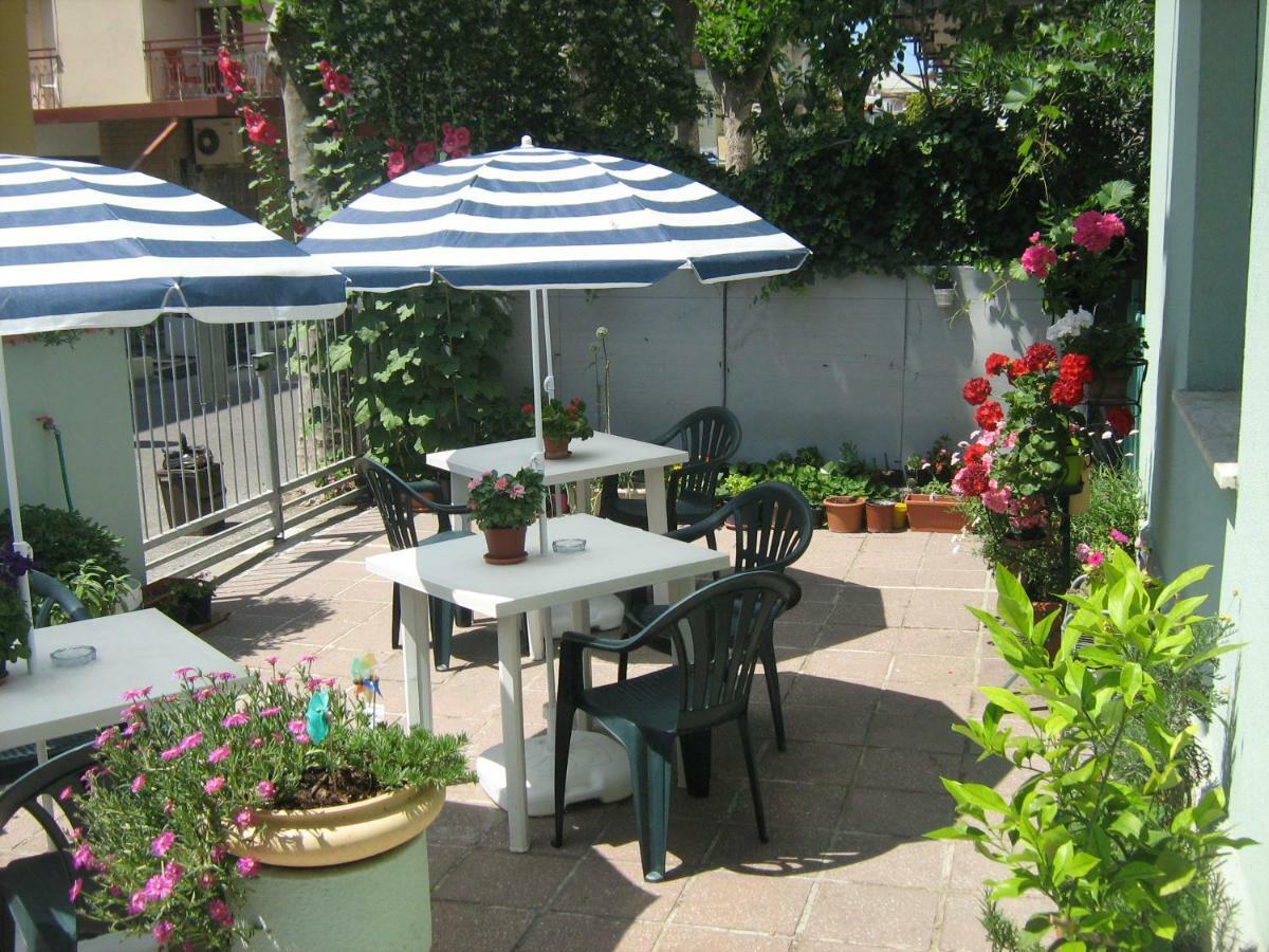 Sirenapop Concept B&B Rivazzurra Di Rimini Buitenkant foto